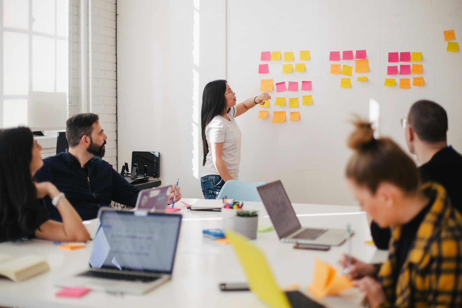 Atelier terrain avec un client, tableau blanc et post-its