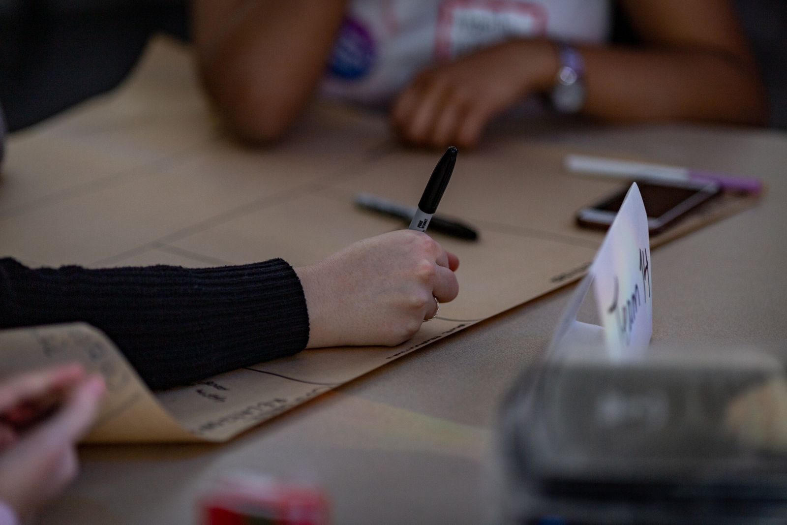 Équipe en atelier de travail collaboratif autour d'une feuille de route.