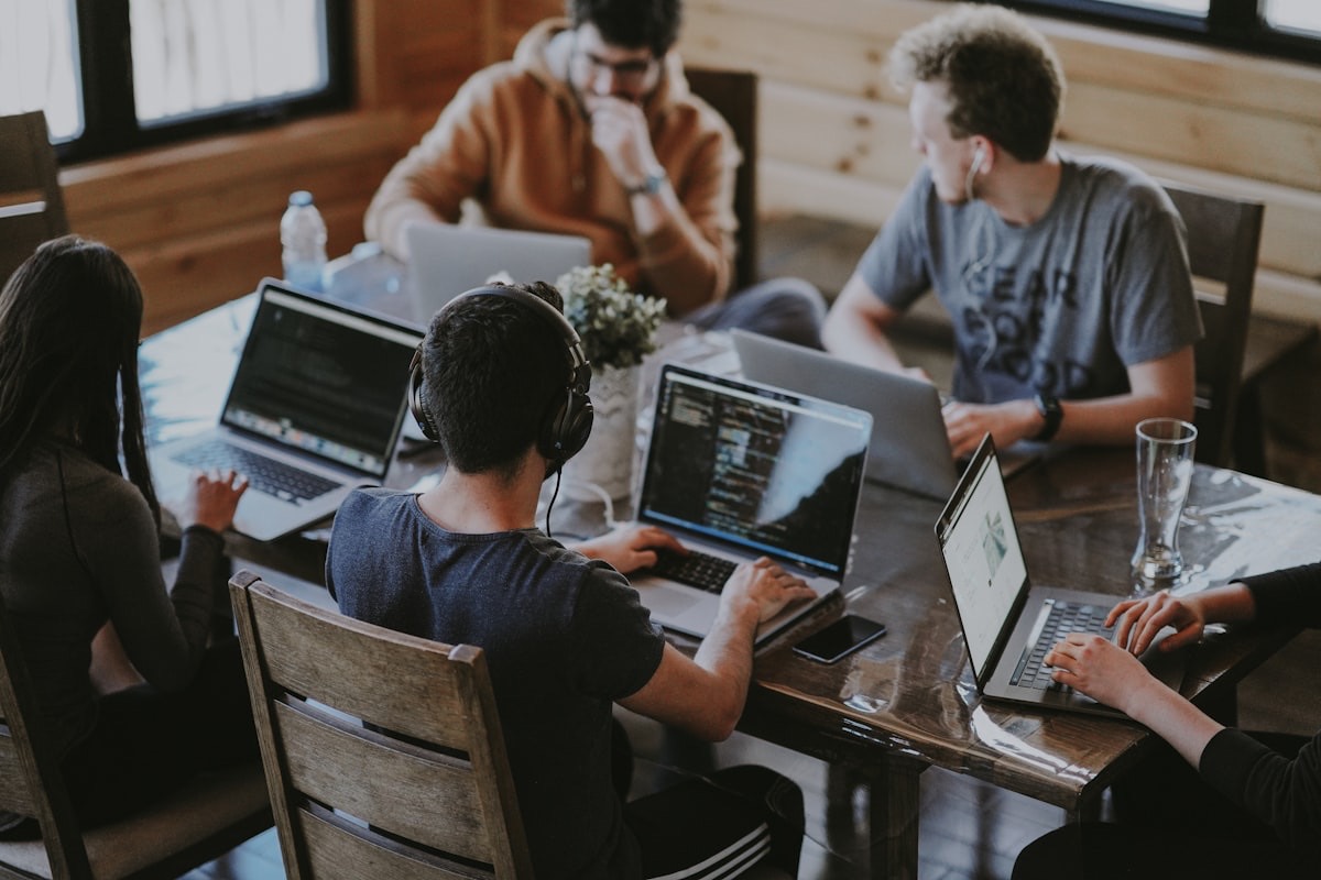 Travail collaboratif, plusieurs profils autour d'une table